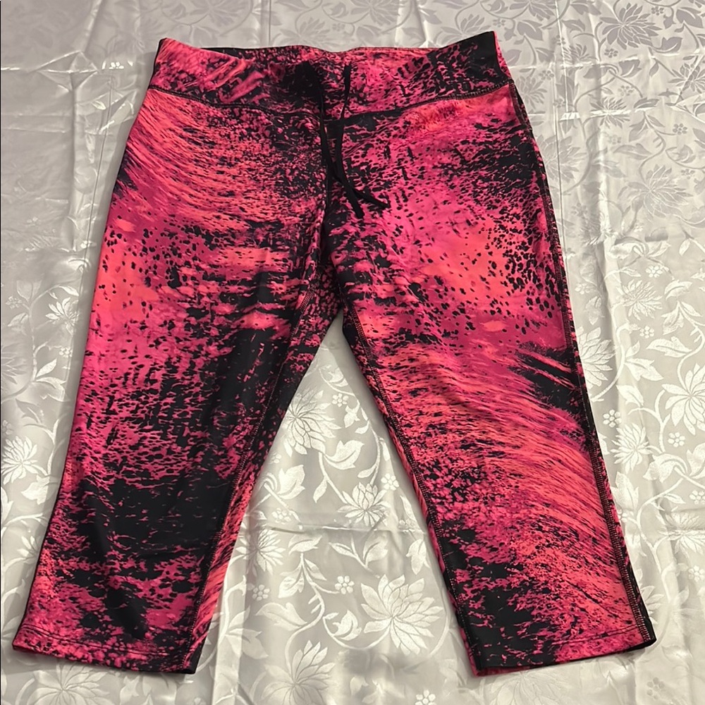 Xersion Women’s Active Cropped Leggings Pink Black Abstract Print Size L.